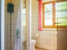 Bad mit Dusche und WC auf der Almhütte