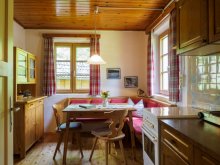 Küche mit Holzherd in der Almhütte