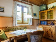 Gemütliche Stube mit Kachelofen in der Almhütte