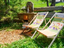 Sitzplatz und Brunnen vor der Almhütte