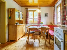 Küche mit Holzherd in der Almhütte